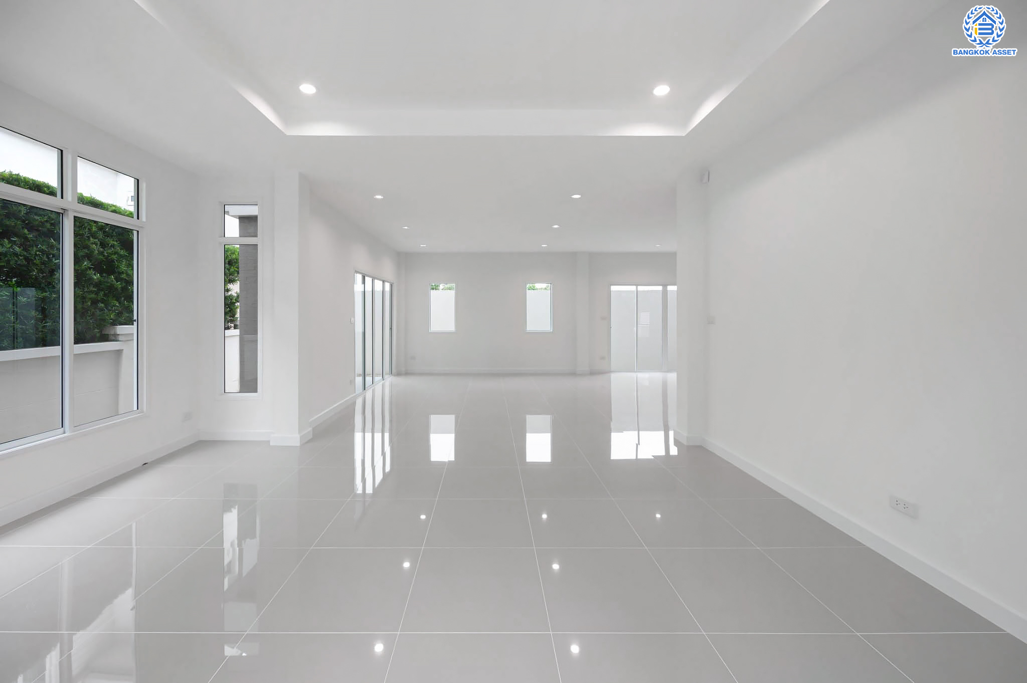 บ้านมือสองตกแต่งใหม่ โครงการ นาราวัลย์ บรมราชชนนี เนื้อที่ 71.8 ตร.ว. ฟังก์ชัน 3 ห้องนอน 4 ห้องน้ำ 1 ห้องแม่บ้าน จอดรถได้ 2 คัน บนพื้นที่ใช้สอยเกือบ 220.58 ตร.ม. พร้อมพื้นที่สีเขียวสนามหญ้ากว้างขวาง ตอบโจทย์ครอบครัวใหญ่ บนทำเลศักยภาพ เชื่อมต่อทั้งถนนกาญจนาภิเษก และทางคู่ขนานลอยฟ้าบรมราชชนนี ใกล้ ม.มหิดล, สถานีขนส่งสายใต้ใหม่ และเซ็นทรัลปิ่นเกล้า